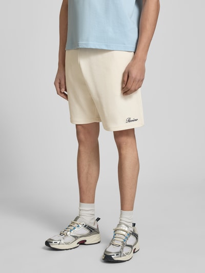 Männermodel trägt Shorts mit Strukturmuster von REVIEW aus Baumwoll-Mix in Cremefarbe, Regular-Fit, elastischer Bund, Nahaufnahme Vorderansicht.