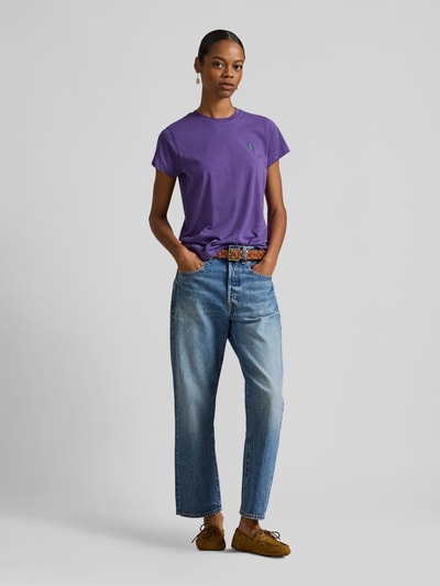 Vrouwenmodel draagt 'T-Shirt mit Label-Stitching' van Polo Ralph Lauren, katoen, regular fit, paars, ronde hals, voorkant hele lichaam