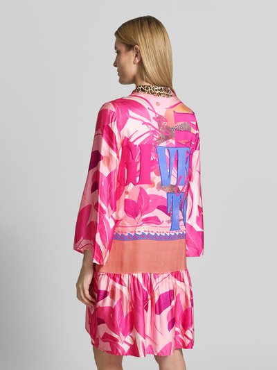 Frauenmodel trägt Relaxed Fit Minikleid aus reiner Viskose mit Animal-Print von miss goodlife, Rückenlänge 100 cm, Ganzkörperansicht Rückansicht.