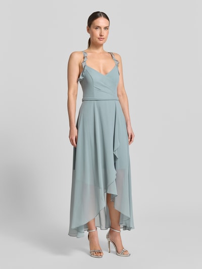 Frauenmodel trägt Cocktailkleid aus Chiffon mit Volants von V.M., Midikleid in Hellblau, A-Linie, V-Ausschnitt, Ganzkörperansicht von vorne