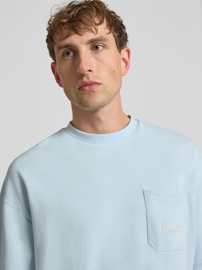 Männermodel trägt T-Shirt mit Strukturmuster und Label-Stitching von PROHIBITED aus Reine Baumwolle, Nahaufnahme Oberkörper.