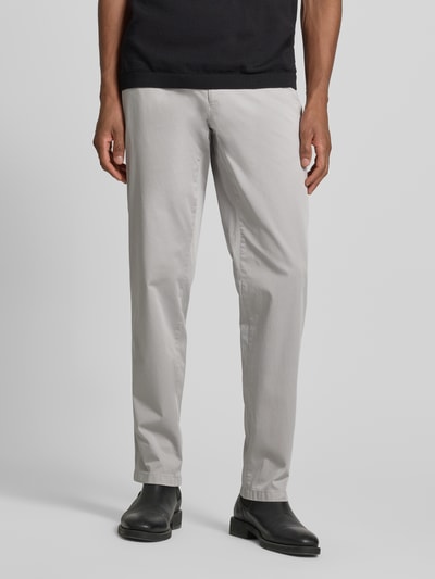 Männermodel trägt Straight Fit Stoffhose mit Lyocell-Anteil Modell 'Everest' von BRAX, Baumwoll-Lyocell-Mix, Eingrifftaschen, Münztasche, Knopf- und Reißverschluss, Bundweite 46 cm, Innenbeinlänge 82 cm, hellgrau, glatte Struktur, Ganzkörperansicht von vorne.