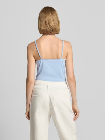 Kobiece modelka nosi Slim Fit Top aus Baumwoll-Mix od s.Oliver RED LABEL, jasnoniebieski, gładki materiał, widok całej sylwetki z tyłu.