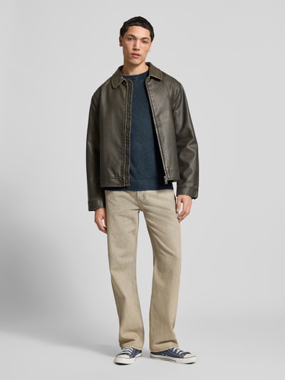 Männermodel trägt Regular Fit Pullover aus reiner Baumwolle Modell 'FLEET' von Pepe Jeans, unifarben, Rundhals, Piqué-Strick, Ganzkörperansicht von vorne.