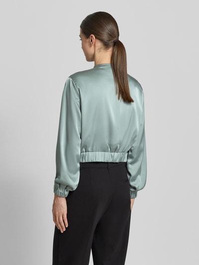 Vrouwenmodel draagt Blouson met Pattentaschen und Reißverschluss van Zero in lichtgroen materiaalmix met stretch, straight fit, opstaande kraag, ritssluiting, zij-klepzakken, elastische mouwboorden, ruglengte 40 cm, borstwijdte 38 cm, mouwlengte 57 cm, volledig beeld rugaanzicht.
