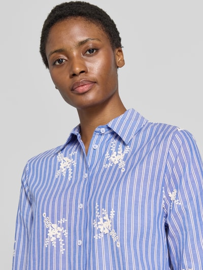 Frauenmodel trägt Regular Fit Langarmbluse aus reiner Baumwolle Modell 'STYLE.VICA' von Brax in Blau mit weißen Streifen und Stickerei, Nahaufnahme Oberkörper, Damen Langarmbluse von Brax.