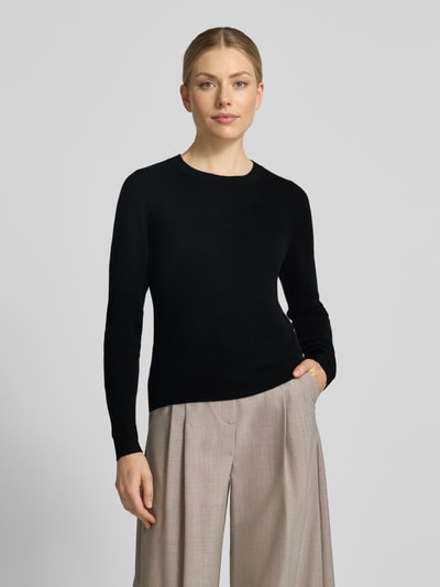 Modelka nosi Slim Fit Strickpullover aus reinem Kaschmir von Christian Berg Woman w kolorze czarnym, krój slim fit, taliowana, elastyczne wykończenia, długość tyłu w rozmiarze S: 54 cm, długość rękawów: 65 cm, widok całej sylwetki z przodu.