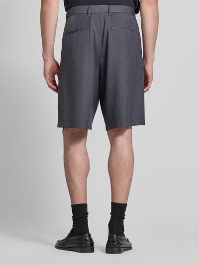 Männermodel trägt Bermudas mit Gesäßtaschen Modell 'mandla' von Samsøe Samsøe aus Reine Baumwolle in Regular-Fit, Ganzkörperansicht Rückansicht.