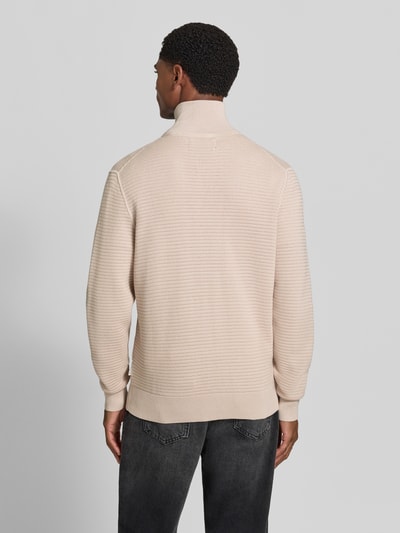 Męski model nosi Regular Fit Strickjacke aus reiner Baumwolle von Marc O'Polo, jasny beż, prążkowana faktura, pełen tylny widok, sweter męski.