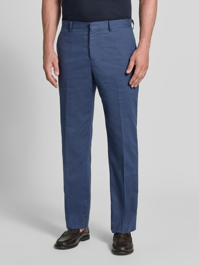 Männermodel trägt Straight Fit Hose aus Leinen-Mix Modell 'Wesley' von Matinique in Blau mit Bügelfalten, Nahaufnahme Oberkörper, elastischer Materialmix mit Baumwolle, Eingriff- und Gesäßtaschen, Haken- und Reißverschluss.