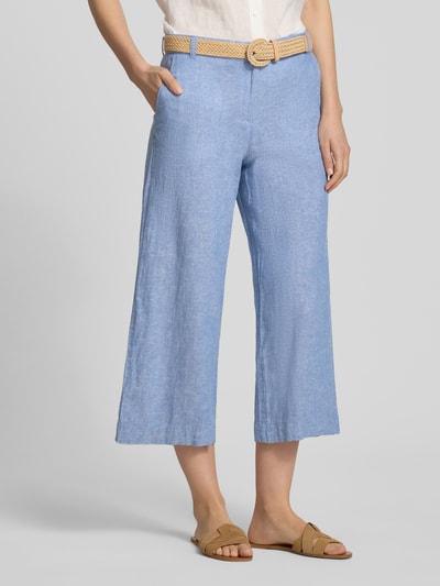 Frauenmodel trägt Culotte aus Leinen-Mix mit Gürtel von Christian Berg Woman in Hellblau mit Eingrifftaschen, Ganzkörperansicht von vorne. Leicht strukturierte Textur, Wide Leg Fit, Haken- und Reißverschluss, französische Eingrifftaschen, Gesäßleistentaschen, Bundweite bei Größe 36: 39 cm, Innenbeinlänge bei Größe 36: 60 cm.