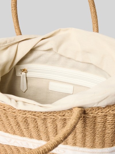 Produktfoto, Handtasche mit Label-Detail Modell 'BOHO' von VALENTINO BAGS aus Papier in Naturfarben, offenes Hauptfach, cremefarbene Stoffdetails, Reißverschlussfach innen, detailreiche Flechtstruktur, kurze Tragegriffe und verstellbarer Schultergurt, 44x25x15 cm, Schulterriemen 46 cm.