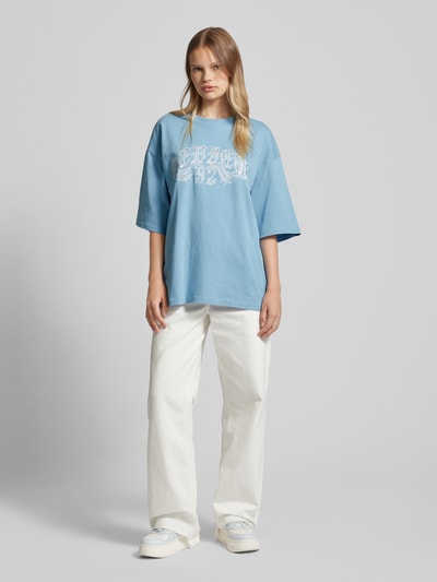 Review Oversized T-Shirt mit Label-Print Rauchblau 1