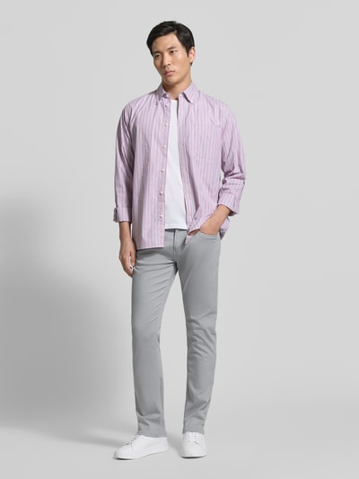 Męski model nosi jeansy z detalem z logo model 'Lyon' od Pierre Cardin z mieszanki bawełny z dodatkiem streczu, krój regular fit, wpuszczane kieszenie, szerokość w rozmiarze 32/32: 41 cm, długość wewnętrzna nogawki: 80 cm, jasnoszary kolor, gładka tekstura, całkowity widok z przodu.