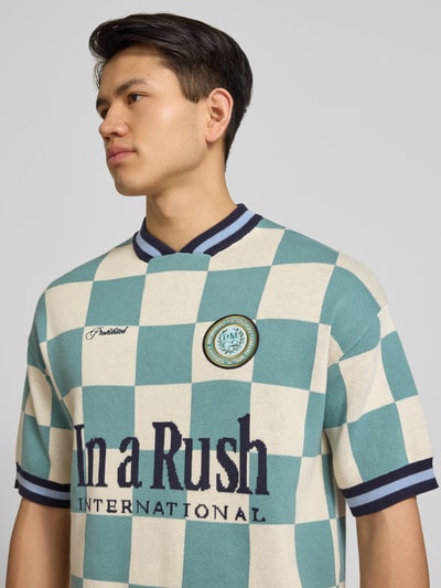 Mężczyznamodel nosi Strickshirt mit Label-Stitching Modell 'Victory' od PROHIBITED z bawełny, krój relaxed fit, długość tyłu 66 cm w rozmiarze M, zbliżenie na górną część ciała