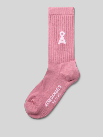 Produktfoto, Socken aus Baumwoll-Mix Modell 'SAAMUS' von ARMEDANGELS in Rosa mit weißem Logo, gerippte Struktur, Damen Socken