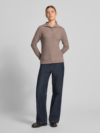 Frauenmodel trägt Sim Fit Pullover aus Viskose-Mix von Christian Berg Woman in Strick-Optik, Troyer-Kragen, schlanker Schnitt, Ganzkörperansicht von vorne.