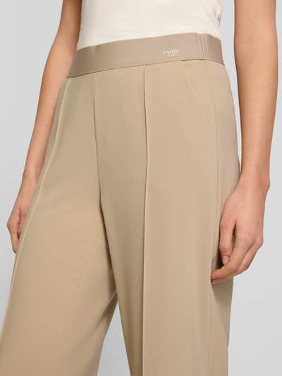 Frauenmodel trägt Straight Fit Stoffhose mit Ziernaht Modell 'Cameron' von Cambio in Beige, elastischer Bund, Nahaufnahme Oberkörper
