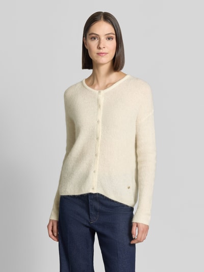 Frauenmodel trägt Regular Fit Strickjacke aus Woll-Alpaka-Mix Modell 'Almine' von MOS MOSH, cremefarben mit Knopfleiste, Langarm, Nahaufnahme Oberkörper.
