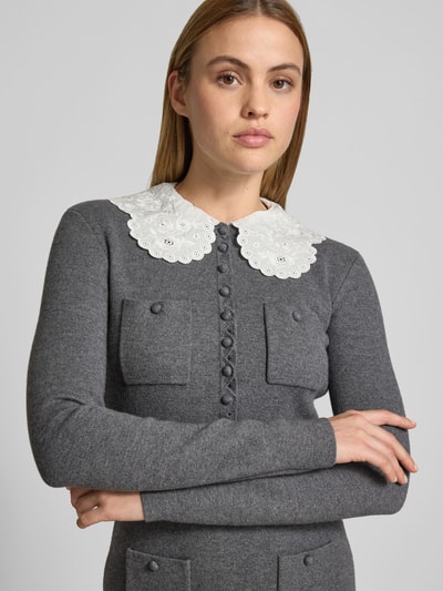 Frauenmodel trägt Minikleid mit Woll-Anteil von Self-Portrait in Grau mit weißen Spitzendetails, taillierte Passform, Strick-Optik, Nahaufnahme Oberkörper.