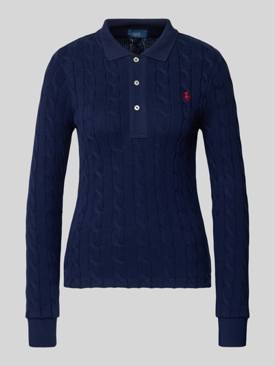 Vrouwenmodel draagt Strickpullover mit Zopfmuster und Polokragen van Polo Ralph Lauren, puur katoen, slim fit, kabelpatroon, labelstitching, polokraag, knoopsluiting, donkerblauw, Ganzkörperansicht van voren.