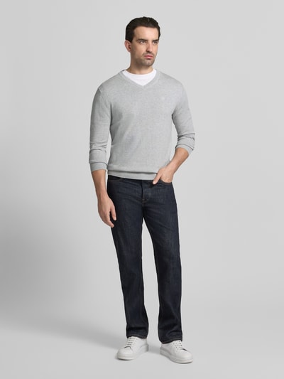 Männermodel trägt Regular Fit Pullover aus reiner Baumwolle von Tom Tailor, lichtgrijs, unifarben, logo-stitching, fijngebreid, lange mouw, V-hals, geribde boorden, katoen, ganzkörperansicht von vorne.