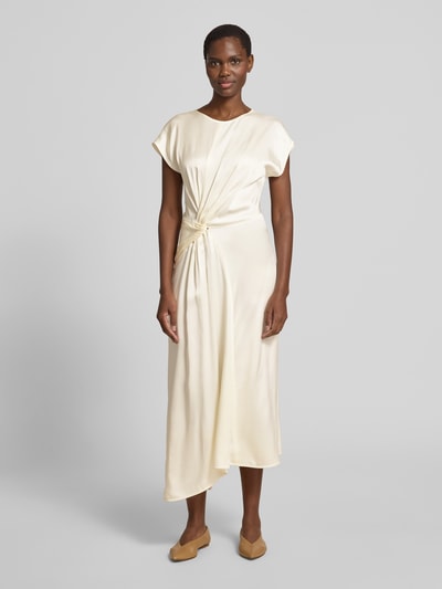 Frauenmodel trägt Maxikleid mit Viskose-Anteil von Victoria Beckham in Creme, taillierte Passform, Rundhalsausschnitt, Rückseitiger Reißverschluss, Kurzärmelig, Acetat-Viskose-Mix, Gesamtlänge 140 cm, Brustweite 40 cm, Ganzkörperansicht von vorne.