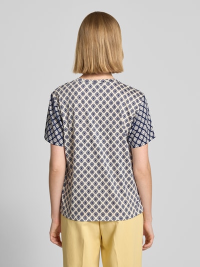 Frauenmodel trägt Damen T-Shirt von Weekend Max Mara, Modell 'BUSSOLA', Optik:Allover-Muster, Regular-Fit, Rundhals, Kurzarm, feine Webstruktur, Reine Baumwolle, Ganzkörperansicht Rückansicht.