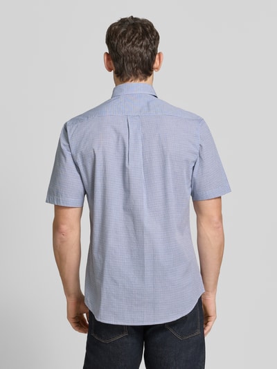 Männermodel trägt Modern Fit Freizeithemd mit Brusttasche und Logo-Stitching von Fynch-Hatton, hellblau kariert, Reine Baumwolle, Button-Down-Kragen, Knopfleiste, abgerundeter Saum, Rückenlänge 73 cm, Schulterbreite 40 cm, Ärmellänge 26 cm, Ganzkörperansicht Rückansicht.