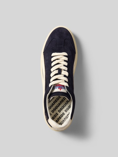 Produktfoto, Sneaker mit Schnürverschluss von Dsquared2 in Dunkelblau mit abgerundeter Spitze, Label-Detail, strukturierte Sohle, Absatzhöhe 3 cm, Schafthöhe 7 cm, Innenmaterial mit Label-Print.