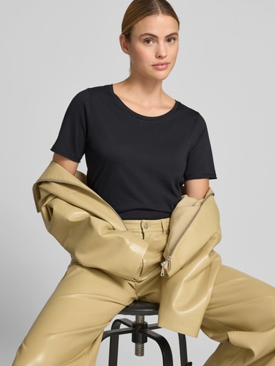 Frauenmodel trägt T-Shirt mit Rundhalsausschnitt von Juvia aus Baumwoll-Mix, taillierter Schnitt, kurzärmelig, Saum im Used-Look, Rückenlänge 59 cm, Nahaufnahme Oberkörper.