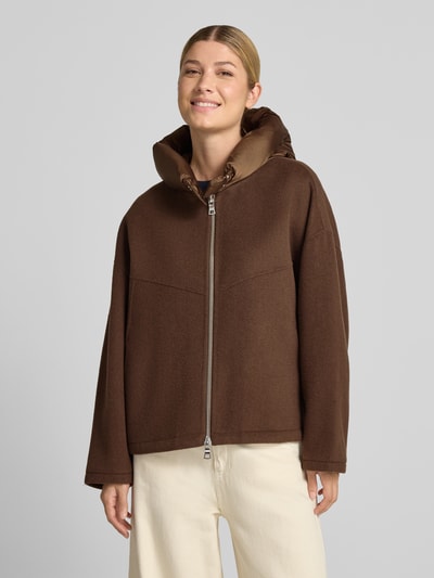 Frauenmodel trägt Doubleface Wolljacke mit abnehmbarer Steppkapuze von Blonde No. 8 in Braun, entspannte Passform, Ganzkörperansicht von vorne.
