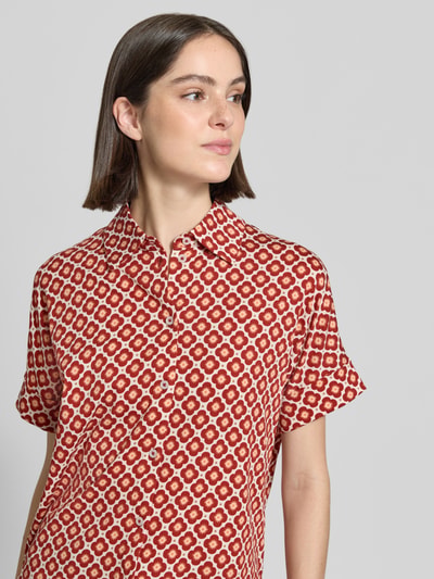 Vrouwenmodel draagt Regular Fit T-shirt uit pure katoen van Marc O'Polo met all-over motief, overhemdkraag, korte mouw, knoopsluiting. Nahaufnahme Oberkörper