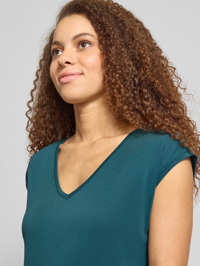 Frauenmodel trägt Damen T-Shirt von Pieces, Relaxed-Fit, Optik: Unifarben, V-Ausschnitt, Kurzarm, Modal-Mix, Nahaufnahme Oberkörper. Modell 'KAMALA'.