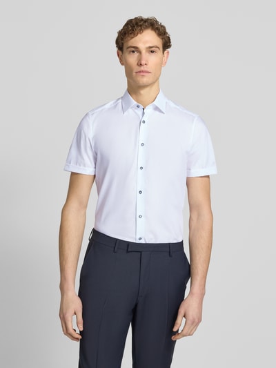 Männermodel trägt weißes Slim Fit Business-Hemd mit Kentkragen von OLYMP Level Five, Knopfleiste, glatte Textur, Ganzkörperansicht von vorne. Baumwoll-Elasthan-Mix, Rückenlänge 80 cm, Schulterbreite 43 cm, Ärmellänge 24 cm.