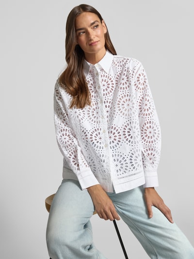 Frauenmodel trägt Regular Fit Bluse mit Lochstickerei Modell 'SANGALLO' von Stefanel aus Reiner Baumwolle, Weiß, Hemdblusenkragen, Ganzkörperansicht von vorne.