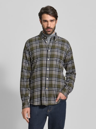 Männermodel trägt Slim Fit Freizeithemd aus reiner Baumwolle von Barbour mit Gitterkaro, Button-Down-Kragen, Khaki-Tönen, Ganzkörperansicht von vorne.