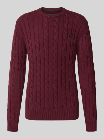 Produktfoto, Slim Fit Strickpullover aus reiner Baumwolle von MCNEAL in Dunkelrot mit Rundhalsausschnitt und gerippten Abschlüssen, Label-Stitching, Rückenlänge 70 cm, Ärmellänge 80 cm
