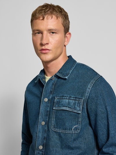 Männermodel draagt Regular Fit Jeansjacke aus reiner Baumwolle Model 'OTTO' van Pepe Jeans in melangelook met borstzak, Nahaufnahme Oberkörper.