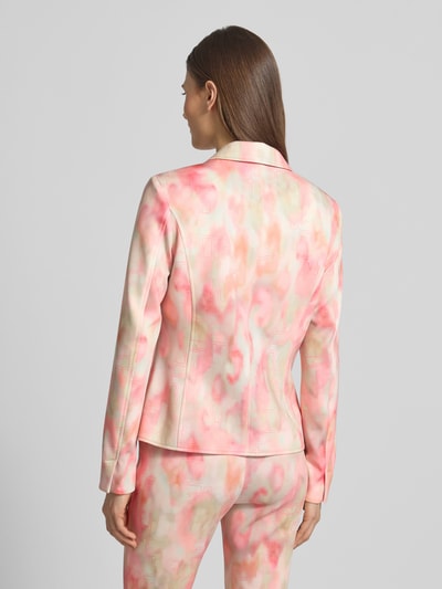Frauenmodel trägt Slim Fit Blazer mit Reverskragen von Marc Cain, elastischer Material-Mix, rosa Muster, Ganzkörperansicht Rückansicht.