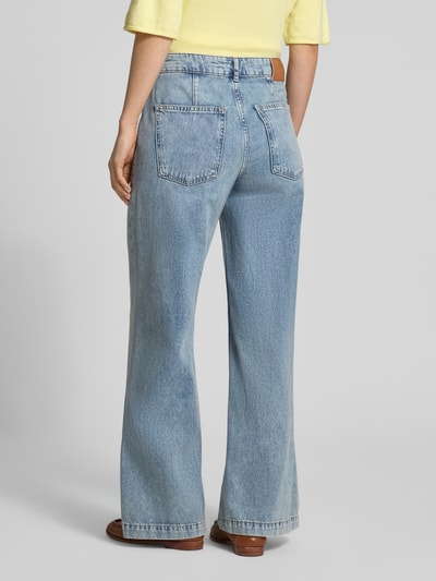 Frauenmodel trägt Flared Leg Jeans aus reiner Baumwolle Modell 'CAYA' von Marc O'Polo in Denim-Optik, helle Waschung, 5-Pocket-Design, Label-Patch; Ganzkörperansicht Rückansicht.
