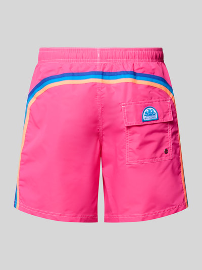 Produktfoto, Badehose mit elastischem Bund Modell 'UNI SHORTS NEON' von Sundek, Herren Bademode in Neonpink mit blauen und gelben Streifen, Regular-Fit, Tunnelzug, strukturierte Oberfläche