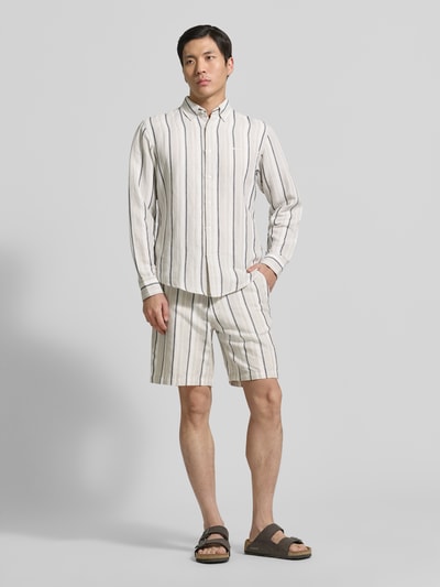 Männermodel trägt Straight Leg Chinoshorts Leinen-Baumwoll-Mix Modell 'CHINO_ST_SHORTS_2' von BOSS Orange, Optik:Allover-Muster, Ganzkörperansicht von vorne.