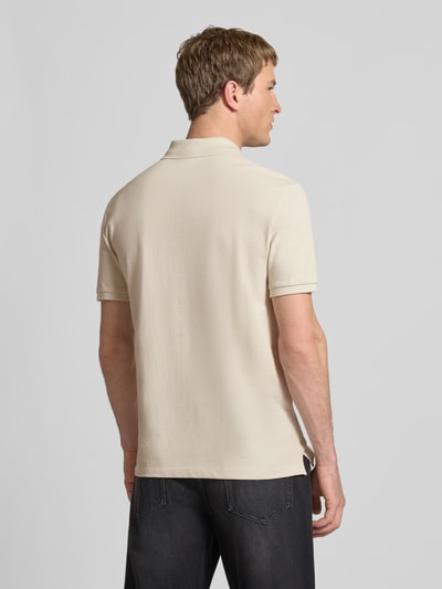 Männermodel trägt Straight Fit Poloshirt mit Label-Stitching von Calvin Klein Jeans aus reiner Baumwolle, Rückenansicht Ganzkörperansicht.