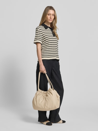 Kobiece model prezentuje torebkę Handtasche aus echtem Leder Modell 'Cloud' od LIEBESKIND BERLIN, naturalna skóra, jasny beż, marszczenia, smukłe paski na ramię, szerokość w rozmiarze 1: 35 cm, długość w rozmiarze 1: 30 cm, głębokość w rozmiarze 1: 15 cm, długość paska na ramię w rozmiarze 1: 60 cm, główna przegroda z zapięciem na magnes, wygląd całej sylwetki z przodu.