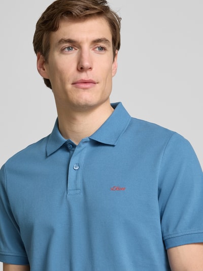 s.Oliver RED LABEL Regular Fit Poloshirt aus reiner Baumwolle mit Label Stitching Rauchblau 3