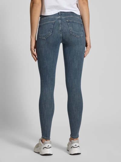 Frauenmodel trägt Skinny Fit Jeans aus Bio-Baumwoll-Mix Modell 'POWER' von Only, blauer Denim, 5-Pocket, Ganzkörperansicht Rückansicht.