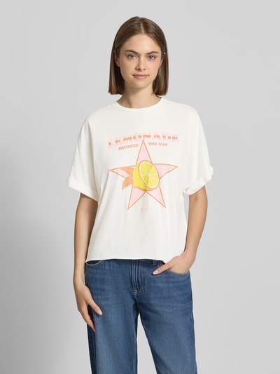 Frauenmodel trägt Damen T-Shirt von Only, Boxy-Fit, Optik: Unifarben, Motiv-Print, Rundhals, Kurzarm mit Umschlag, Rollsaum, Jersey aus reiner Baumwolle, Modell 'MINNA', Ganzkörperansicht von vorne.
