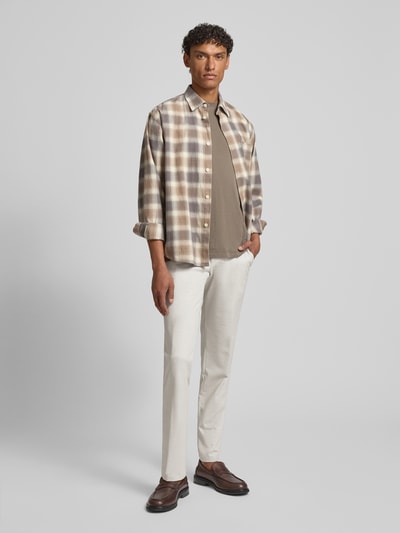 Männermodel trägt Hose mit Gesäßtaschen von ATELIER TORINO aus Material-Mix in Beige, Slim Fit, mit Taschen, Ganzkörperansicht von vorne.