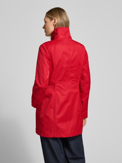 Frauenmodel trägt Trenchcoat mit Stehkragen und Eingrifftaschen von Fuchs Schmitt in Rot, Baumwoll-Mix, tailliert, Ganzkörperansicht Rückansicht.